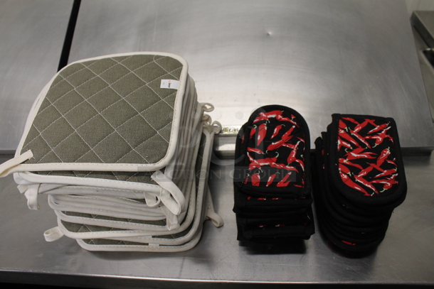 ALL OEN MONEY! Tier Lot of Various BRAND NEW Items Including Pot Holders and Hose Sprayers - Image 3 of 8