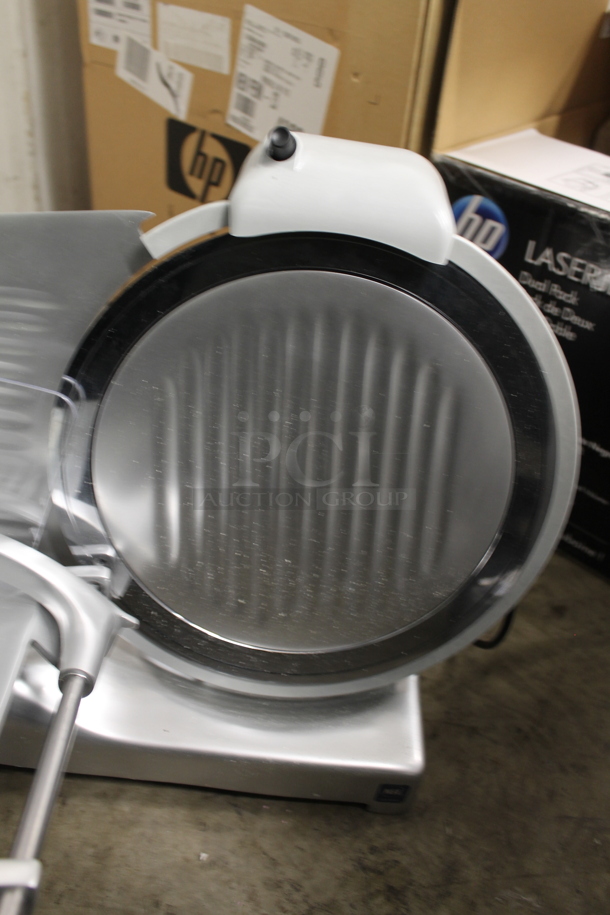 Waring WCS300 Stainless Steel Commercial Countertop Meat Slicer w/ Blade Sharpener. 120 Volts, 1 Phase. Tested and Working! - Image 3 of 6