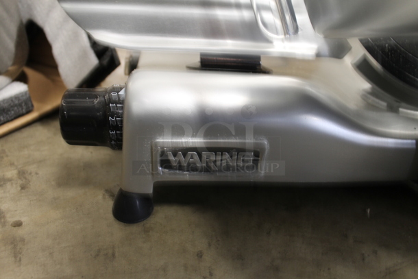 Waring WCS300 Stainless Steel Commercial Countertop Meat Slicer w/ Blade Sharpener. 120 Volts, 1 Phase. Tested and Working! - Image 5 of 6