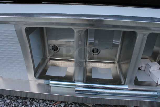 BRAND NEW SCRATCH AND DENT! Regency 600B31014213 Stainless Steel Commercial 3 Bay Bar Sink w/ Dual Drain Boards. Bays 10x14x10. Drain Boards 11x15 - Image 4 of 6