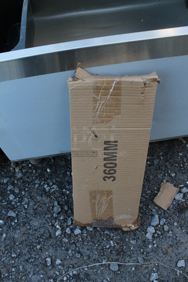 BRAND NEW SCRATCH AND DENT! Regency 600IB1830 Stainless Steel Commercial 18" x 30" Underbar Ice Bin - 98 lb. - Image 5 of 5