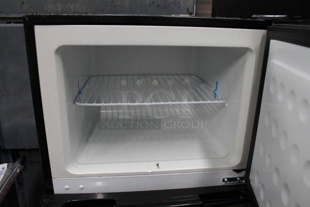 BRAND NEW SCRATCH AND DENT! Thomson TFR725 7.5 CF Refrigerator with Top Freezer Platinum. 115 Volts, 1 Phase. Tested and Working! - Image 2 of 5