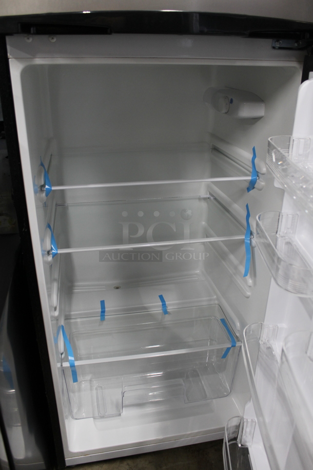 BRAND NEW SCRATCH AND DENT! Thomson TFR725 7.5 CF Refrigerator with Top Freezer Platinum. 115 Volts, 1 Phase. Tested and Working! - Image 3 of 5