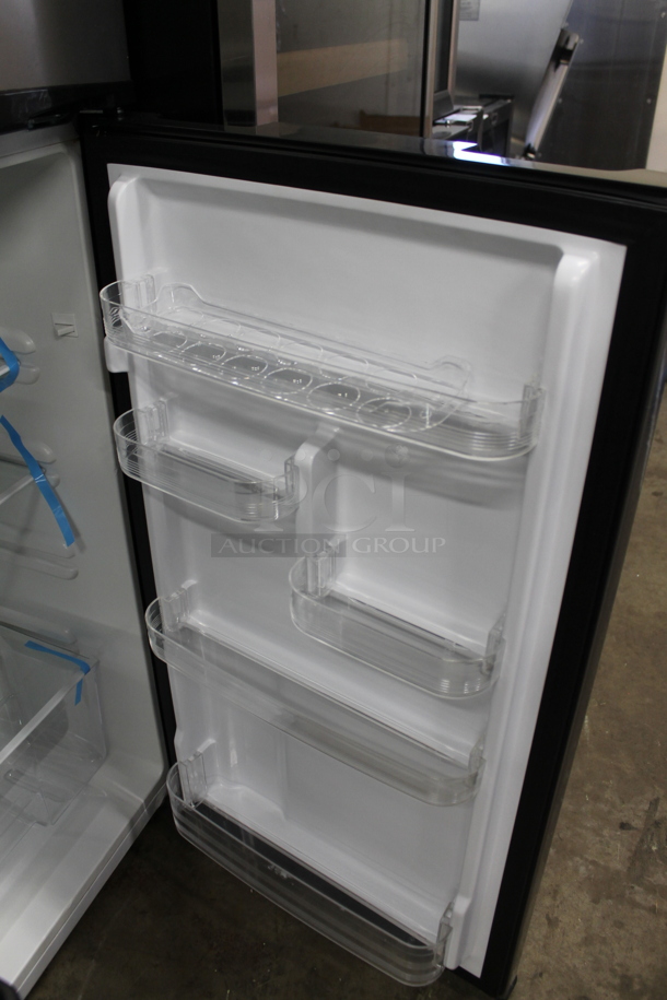 BRAND NEW SCRATCH AND DENT! Thomson TFR725 7.5 CF Refrigerator with Top Freezer Platinum. 115 Volts, 1 Phase. Tested and Working! - Image 4 of 5