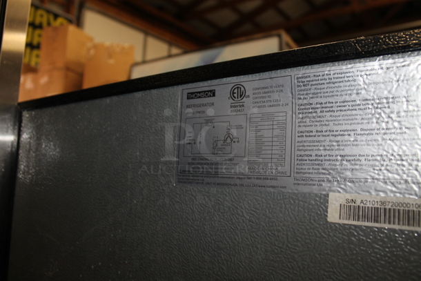 BRAND NEW SCRATCH AND DENT! Thomson TFR725 7.5 CF Refrigerator with Top Freezer Platinum. 115 Volts, 1 Phase. Tested and Working! - Image 5 of 5