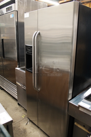 General Electric GE GSS23QSTA SS Stainless Steel Cooler Freezer Combo w/ Water and Ice Dispenser. 115 Volts, 1 Phase. Tested and Powers On But Does Not Get Cold