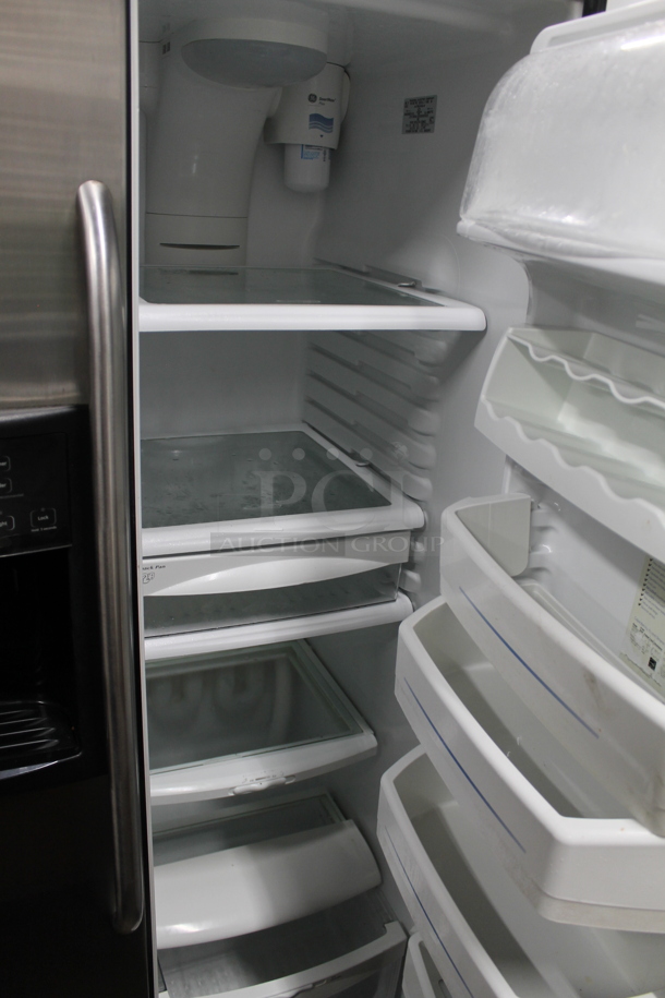 General Electric GE GSS23QSTA SS Stainless Steel Cooler Freezer Combo w/ Water and Ice Dispenser. 115 Volts, 1 Phase. Tested and Powers On But Does Not Get Cold - Image 7 of 9