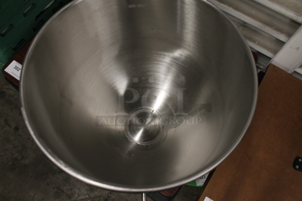 BRAND NEW SCRATCH AND DENT! Stainless Steel Mixing Bowl - Image 5 of 6