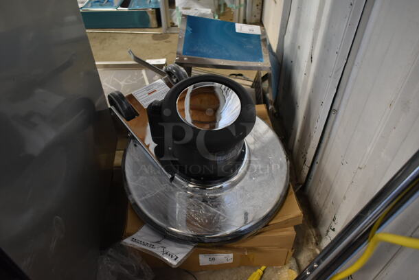 BRAND NEW SCRATCH AND DENT! Lavex 978LAVP20D Metal Commercial 20" Dual Speed Rotary Floor Machine. 110-120 Volts, 1 Phase. Tested and Working! - Image 3 of 4