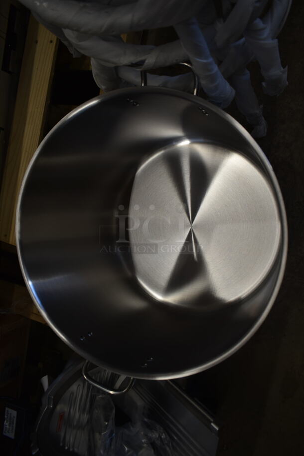 BRAND NEW SCRATCH AND DENT! Stainless Steel Stock Pot w/ Lid. - Image 4 of 4