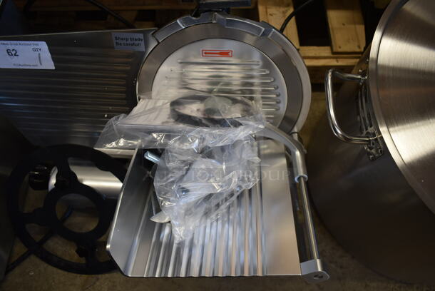 BRAND NEW SCRATCH AND DENT! Avantco 177SL312 Stainless Steel Commercial Countertop Manual Gravity Fed Meat Slicer. 110-120 Volts, 1 Phase. Tested and Working! - Image 4 of 7