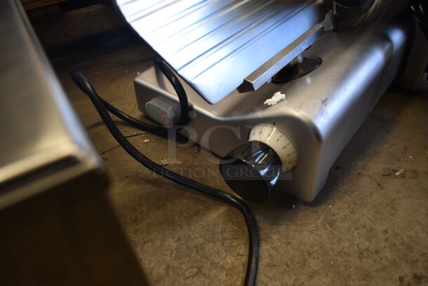 BRAND NEW SCRATCH AND DENT! Avantco 177SL312 Stainless Steel Commercial Countertop Manual Gravity Fed Meat Slicer. 110-120 Volts, 1 Phase. Tested and Working! - Image 6 of 7