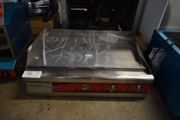 BRAND NEW SCRATCH AND DENT! Avantco 177EG30N Stainless Steel Commercial Electric Powered Flat Top Griddle. 208/240 Volts, 1 Phase.  - Image 2 of 5