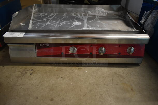 BRAND NEW SCRATCH AND DENT! Avantco 177EG30N Stainless Steel Commercial Electric Powered Flat Top Griddle. 208/240 Volts, 1 Phase.  - Image 4 of 5