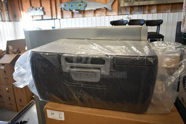 6 BRAND NEW SCRATCH AND DENT! Carlisle IT18003 Cateraide™ IT Onyx Black Top Loading 8" Deep Insulated Food Pan Carrier. 6 Times Your Bid! - Image 4 of 5