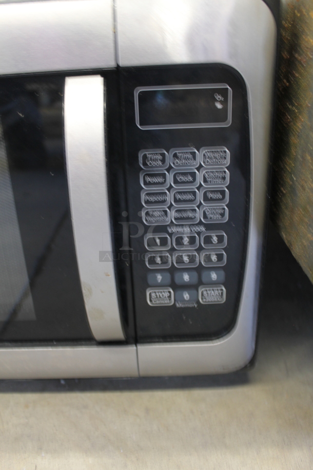 Black & Decker EM031MGG-X1 Metal Countertop Microwave Oven. 120 Volts, 1 Phase.  - Image 2 of 4