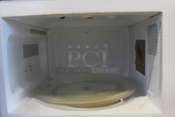 Black & Decker EM031MGG-X1 Metal Countertop Microwave Oven. 120 Volts, 1 Phase.  - Image 3 of 4