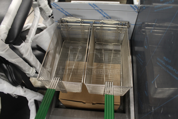 BRAND NEW SCRATCH AND DENT! 2023 Frymaster MJ1CFSE Stainless Steel Commercial Floor Style 60-80 lb. Capacity Propane Gas Powered Deep Fat Fryer w/ 2 Metal Fry Baskets. 150,000 BTU.  - Image 4 of 8
