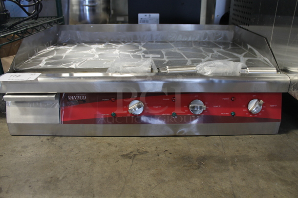BRAND NEW SCRATCH AND DENT! Avantco 177EG30N Stainless Steel Commercial Countertop Electric Powered Flat Top Griddle. 208/240 Volts, 1 Phase. - Image 4 of 5