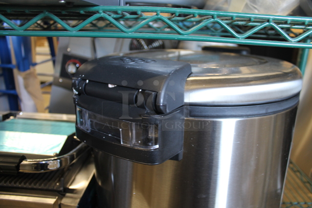 BRAND NEW SCRATCH AND DENT! 2023 Avantco RW90 Stainless Steel Commercial Countertop 92 Cup Electric Rice Warmer. 120 Volts, 1 Phase. Tested and Working! - Image 3 of 5
