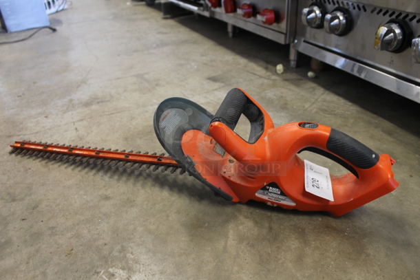 Black & Decker NHT518 Hedge Hog Hedge Trimmer. - Image 3 of 5