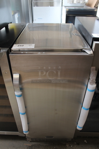 BRAND NEW SCRATCH AND DENT! Whynter BOR-326FS Stainless Steel Mini Single Door Outdoor Cooler. 3.2 cu. ft. 115 Volts, 1 Phase. Tested and Working!