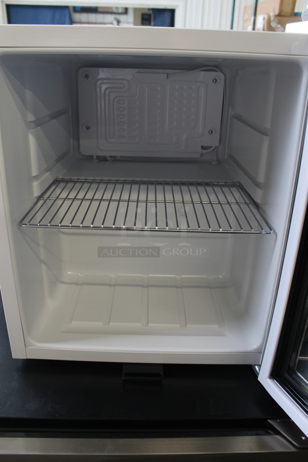 BRAND NEW SCRATCH AND DENT! Whynter BR-062WS 62 Can Capacity Stainless Steel Beverage Refrigerator Merchandiser with Lock. 115 Volts, 1 Phase. Tested and Working! - Image 3 of 4