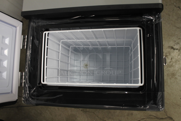 BRAND NEW SCRATCH AND DENT! Whynter FM-62DZ 62 Quart Dual Zone Portable Refrigerator and Deep Freezer Chest, AC 110V/ DC 12V, Real Freezer for Car, Home, and RV, -8°F to 50°F Temperature Range. 115 Volts, 1 Phase. Tested and Working! - Image 3 of 8