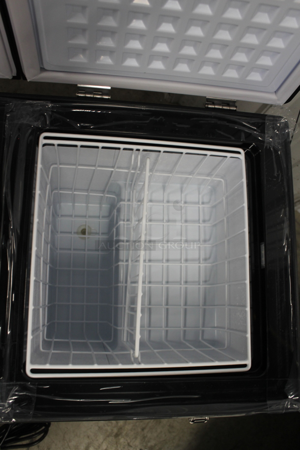 BRAND NEW SCRATCH AND DENT! Whynter FM-62DZ 62 Quart Dual Zone Portable Refrigerator and Deep Freezer Chest, AC 110V/ DC 12V, Real Freezer for Car, Home, and RV, -8°F to 50°F Temperature Range. 115 Volts, 1 Phase. Tested and Working! - Image 4 of 8