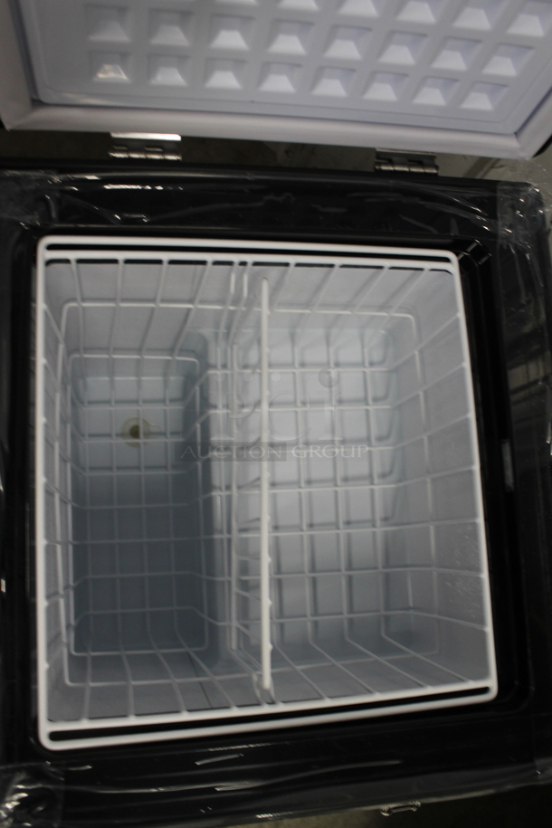 BRAND NEW SCRATCH AND DENT! Whynter FM-62DZ 62 Quart Dual Zone Portable Refrigerator and Deep Freezer Chest, AC 110V/ DC 12V, Real Freezer for Car, Home, and RV, -8°F to 50°F Temperature Range. 115 Volts, 1 Phase. Tested and Working! - Image 5 of 8