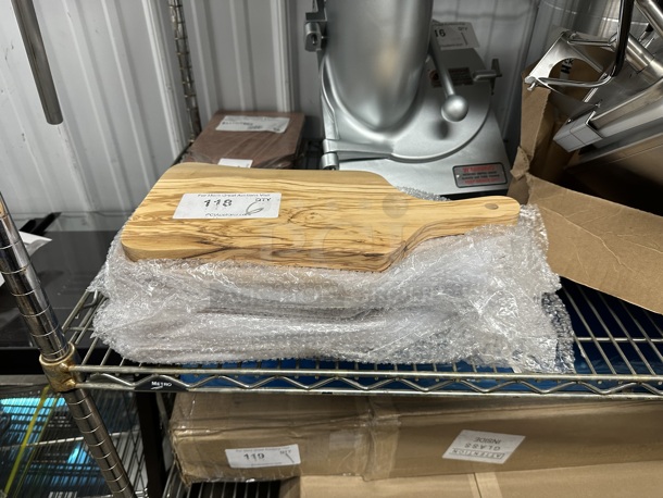6 BRAND NEW SCRATCH AND DENT! Wooden Bread Board with Handle. 6 Times Your Bid! - Image 3 of 4