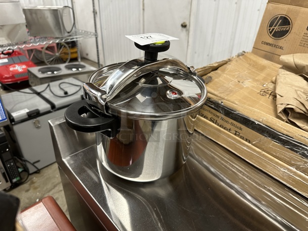 BRAND NEW SCRATCH AND DENT! Monix 013204 Monix 34 Cup (17 Cup Raw) 8.5 qt. (8 Liter) Stainless Steel Pressure Cooker with Steamer Basket - Image 3 of 6