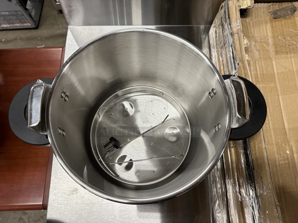 BRAND NEW SCRATCH AND DENT! Monix 013204 Monix 34 Cup (17 Cup Raw) 8.5 qt. (8 Liter) Stainless Steel Pressure Cooker with Steamer Basket - Image 5 of 6