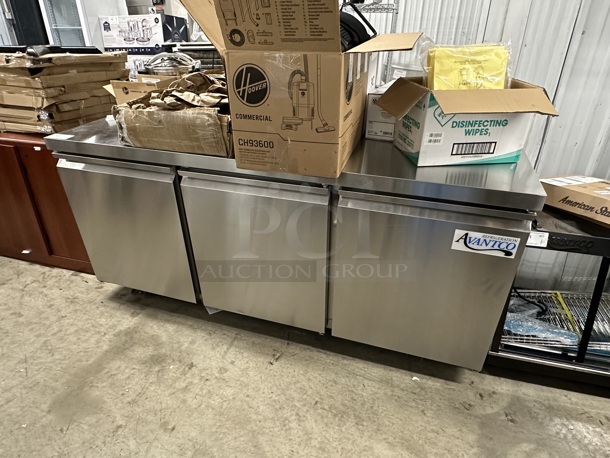 BRAND NEW SCRATCH AND DENT! 2023 Avantco 178SSWT72RHC SS-WT-72R-HC Stainless Steel Commercial 72" Three Door Worktop Refrigerator with 3 1/2" Backsplash on Commercial Casters. 115 Volts, 1 Phase. Tested and Working! - Image 3 of 10