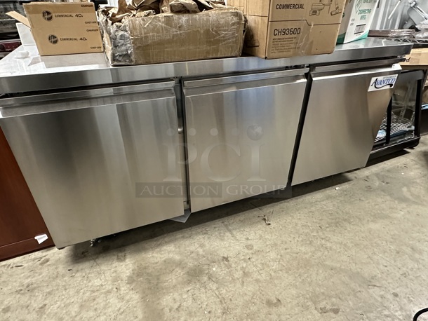 BRAND NEW SCRATCH AND DENT! 2023 Avantco 178SSWT72RHC SS-WT-72R-HC Stainless Steel Commercial 72" Three Door Worktop Refrigerator with 3 1/2" Backsplash on Commercial Casters. 115 Volts, 1 Phase. Tested and Working! - Image 2 of 10