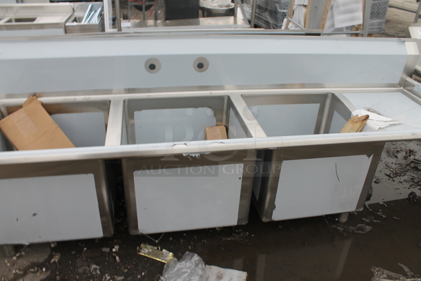 BRAND NEW SCRATCH AND DENT! Regency 600S31818218 Regency 16 Gauge Stainless Steel Three Compartment Commercial Sink with Cross Bracing and Two Drainboards - 18" x 18" x 14" Bowls - Image 3 of 7