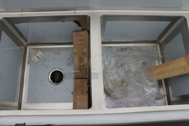 BRAND NEW SCRATCH AND DENT! Regency 600S31818218 Regency 16 Gauge Stainless Steel Three Compartment Commercial Sink with Cross Bracing and Two Drainboards - 18" x 18" x 14" Bowls - Image 6 of 7