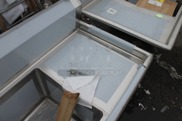 BRAND NEW SCRATCH AND DENT! Regency 600S31818218 Regency 16 Gauge Stainless Steel Three Compartment Commercial Sink with Cross Bracing and Two Drainboards - 18" x 18" x 14" Bowls - Image 7 of 7