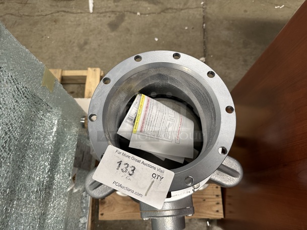BRAND NEW SCRATCH AND DENT! Hobart FD4/300-1 Commercial Garbage Disposer with Adjustable Flanged Feet. 208-230/460 Volts. - Image 3 of 6