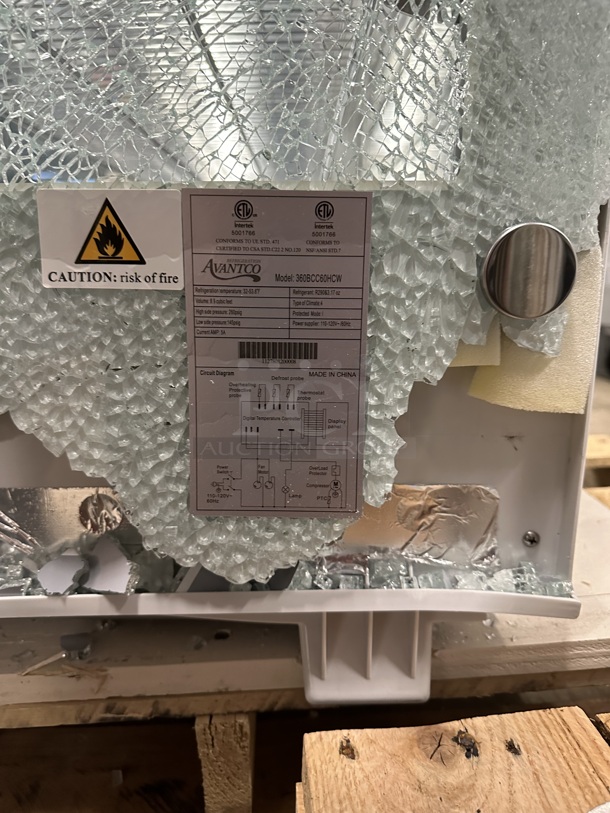 BRAND NEW SCRATCH AND DENT! Avantco 360BCC60HCW Metal Commercial 60" White Refrigerated Countertop Bakery Display Case with LED Lighting. See Pictures For Right Side Glass Pane Damage. 110-120 Volts, 1 Phase. Tested and Working! - Image 5 of 6