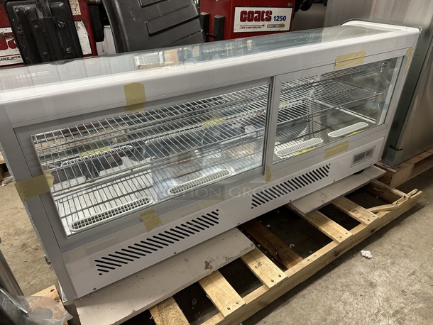 BRAND NEW SCRATCH AND DENT! Avantco 360BCC60HCW Metal Commercial 60" White Refrigerated Countertop Bakery Display Case with LED Lighting. See Pictures For Right Side Glass Pane Damage. 110-120 Volts, 1 Phase. Tested and Working! - Image 6 of 6