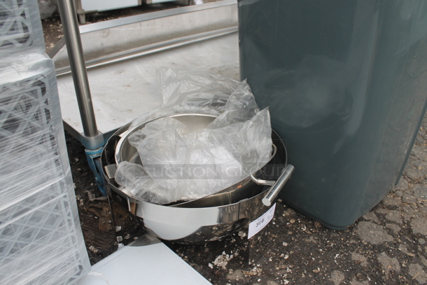 BRAND NEW SCRATCH AND DENT! Acopa Stainless Steel Round Chafing Dish w/ Rolling Lid - Image 4 of 4
