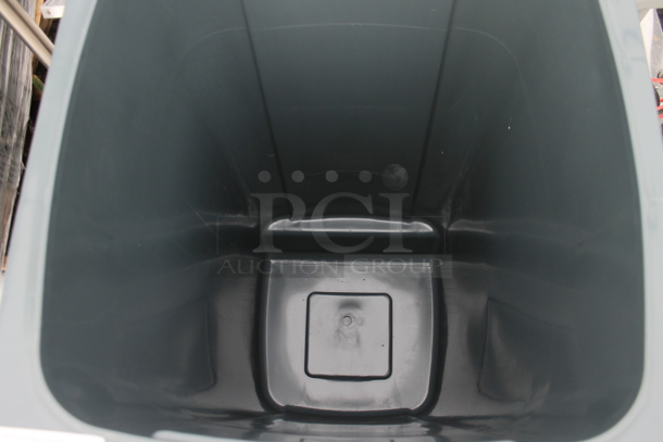 BRAND NEW SCRATCH AND DENT! Lavex 475TCWCN50GY 50 Gallon Gray Rollout Rectangular Trash Can - Image 3 of 4