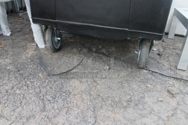 BRAND NEW SCRATCH AND DENT! CaterGator215IB125BK  125 lb. Capacity Black Mobile Ice Bin with Flip Lid - Image 4 of 5