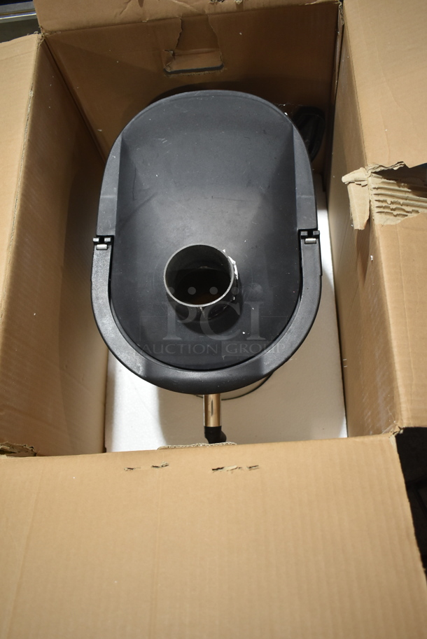 IN ORIGINAL BOX! Zumex Multifruit LED Stainless Steel Commercial Countertop Citrus Juicer. 115 Volts, 1 Phase. Tested and Working! - Image 2 of 4