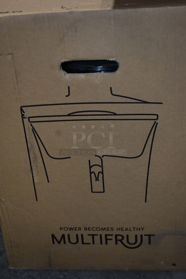 IN ORIGINAL BOX! Zumex Multifruit LED Stainless Steel Commercial Countertop Citrus Juicer. 115 Volts, 1 Phase. Tested and Working! - Image 3 of 4