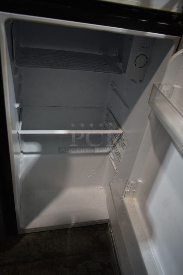 Hisense 32KHS01729 Mini Cooler. 115 Volts, 1 Phase. Tested and Working! - Image 2 of 4