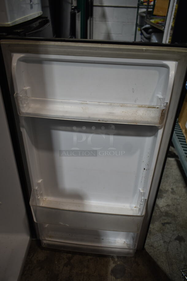 Hisense 32KHS01729 Mini Cooler. 115 Volts, 1 Phase. Tested and Working! - Image 3 of 4