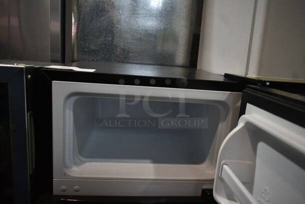 Hisense RT320BASE Mini Cooler and Freezer. 115 Volts, 1 Phase. Tested and Working! - Image 2 of 6