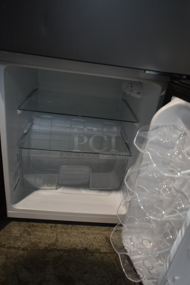 Hisense RT320BASE Mini Cooler and Freezer. 115 Volts, 1 Phase. Tested and Working! - Image 4 of 6